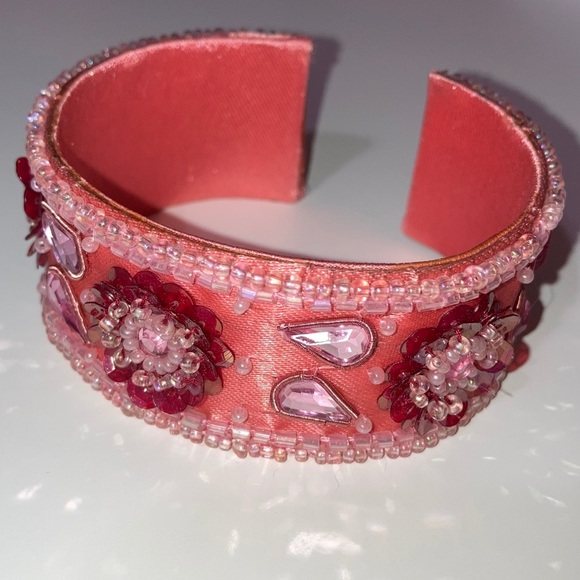 Handmade embellished pink cuff - Picture 4 of 8